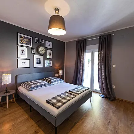 Semesterbostad Stunning In Okrug Gornji With Wifi Trogir