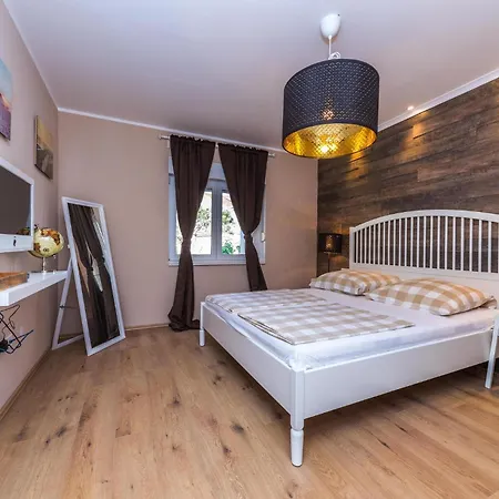 Semesterbostad Stunning In Okrug Gornji With Wifi