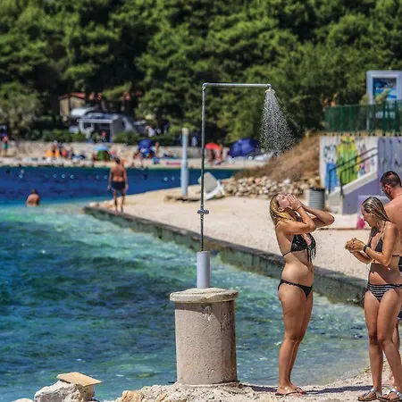 Stunning In Okrug Gornji With Wifi *