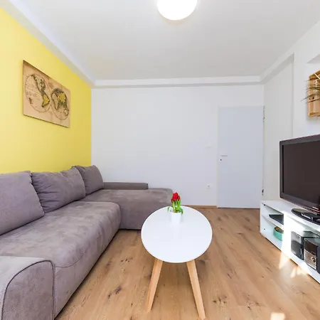Semesterbostad Stunning In Okrug Gornji With Wifi Trogir